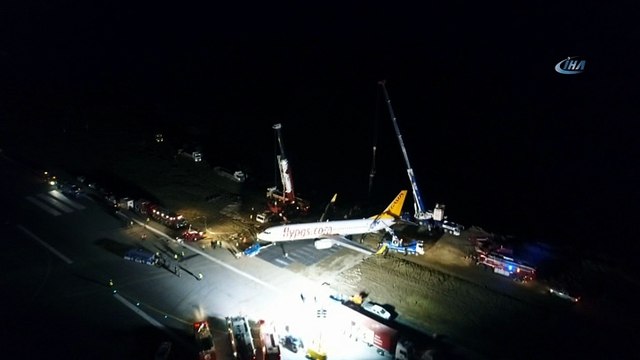 Pistten çıkan uçağın havalimanında güvenli bölgeye çekilme işlemi başladı