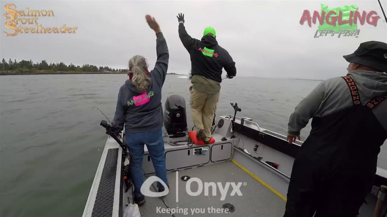 Un hors-bord fonce sur un bateau de pêche (Fleuve Colombia)