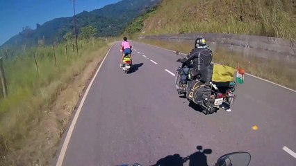 deux filles en scooter font coucou à des motards mais chutent