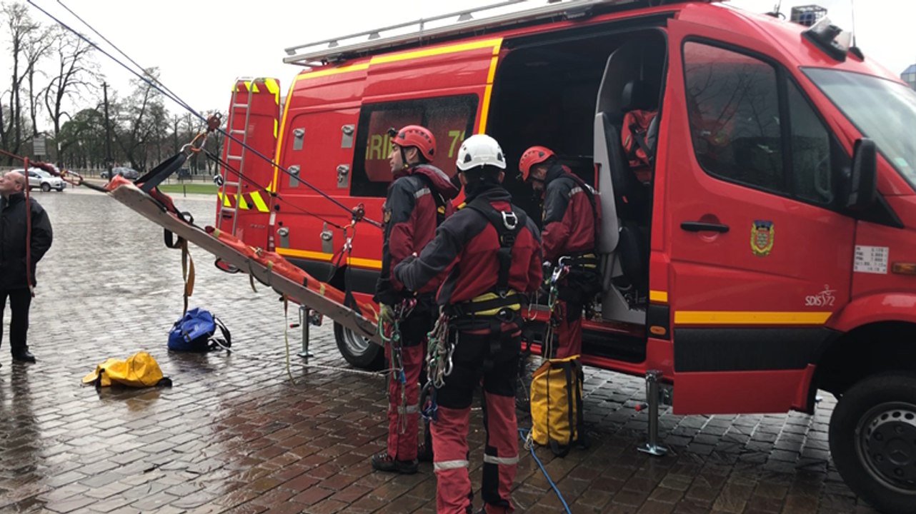 Exercice des pompiers du Grimp à la cathédrale du Mans