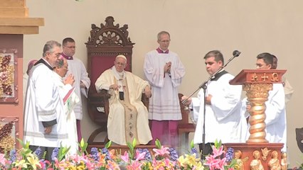 El papa pide "hospitalidad" para los inmigrantes en Chile