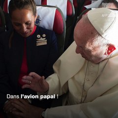 Le pape marie un couple dans un avion à 11000 mètres d'altitude