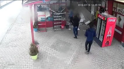 Asma Tavan Müşterilerin Üzerine Çöktü! Çökme Anı ve Yaşanan Korku Kamerada