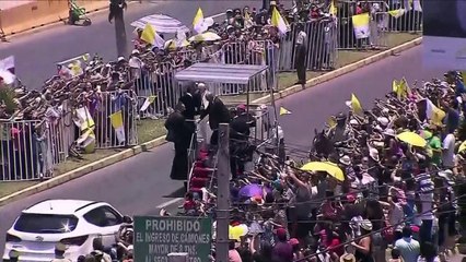 Papa se salió del protocolo para asistir a mujer policía