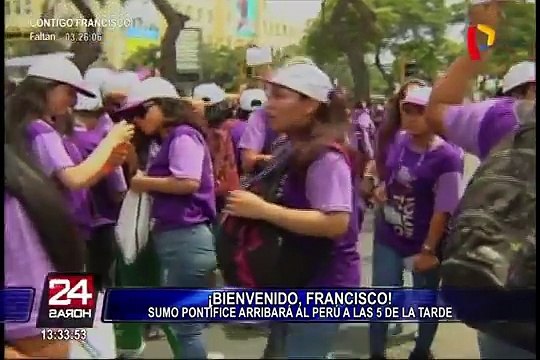 Fieles se congregan en la Nunciatura Apostólica para dar bienvenida al papa Francisco