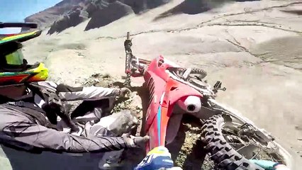 Deux motards évitent le pire après une chute !