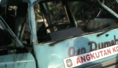 Kereta Api Tabrak Angkutan Kota