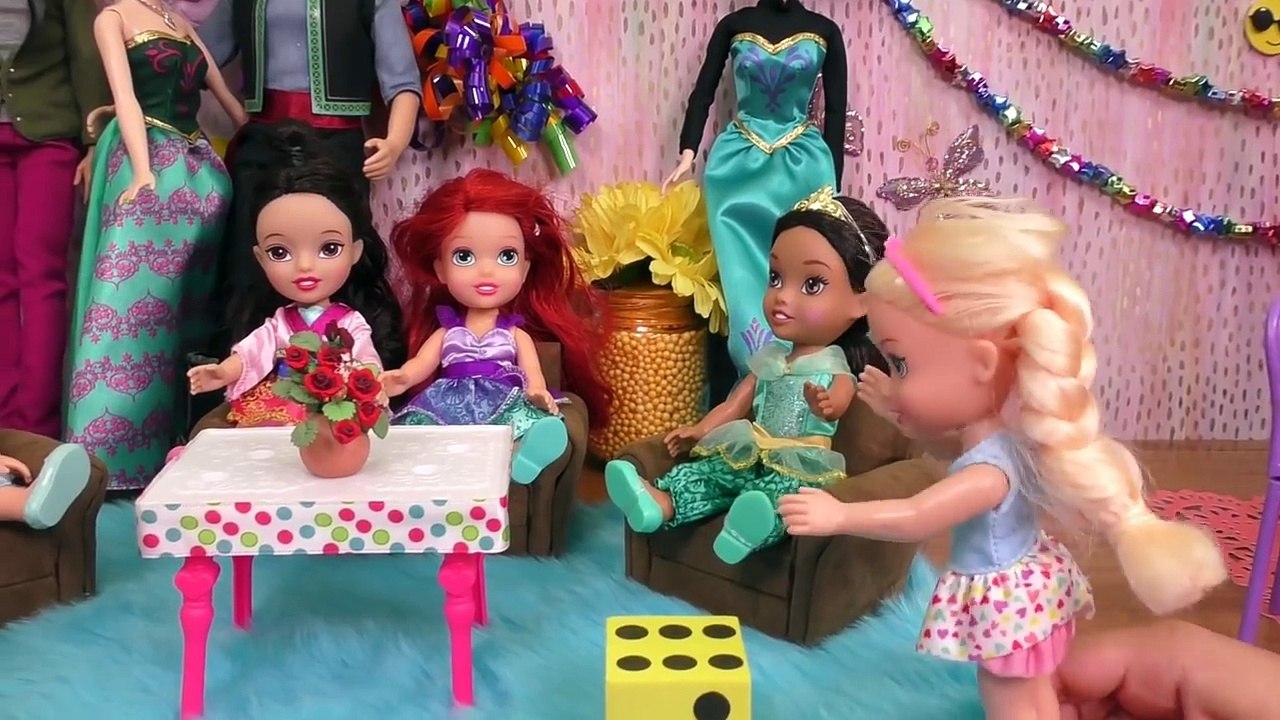 Elsa's BIRTHDAY party ! Elsa and Anna toddlers party with friends - Surprise Gifts - Cake