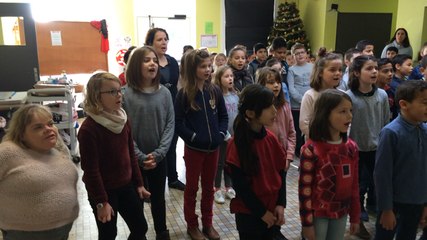 Les enfants de Claude-Marquet  chantent « À l’école »