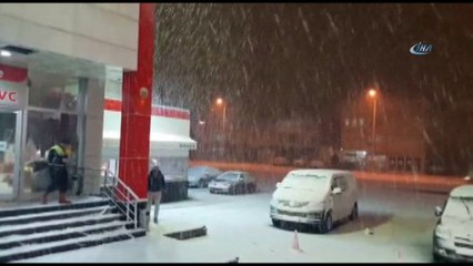 Kar yağışı ulaşımda aksamalara neden oldu