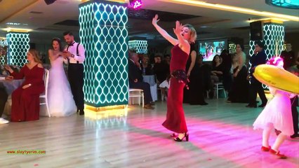 Düğünde şakır şakır solo göbek hoplatma