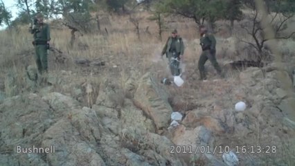 Télécharger la video: Footage shows U.S Border Patrol vandalizing migrant aid packages