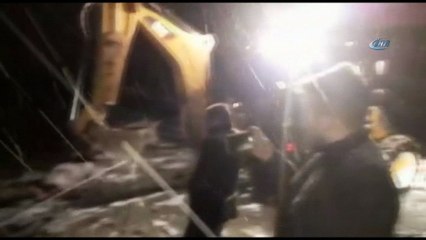 Şarampole uçan otomobil karla mücadele ekiplerince böyle kurtarıldı