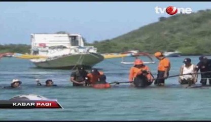 Tim Gabungan SAR Lakukan Evakuasi Puing Jembatan Ambruk