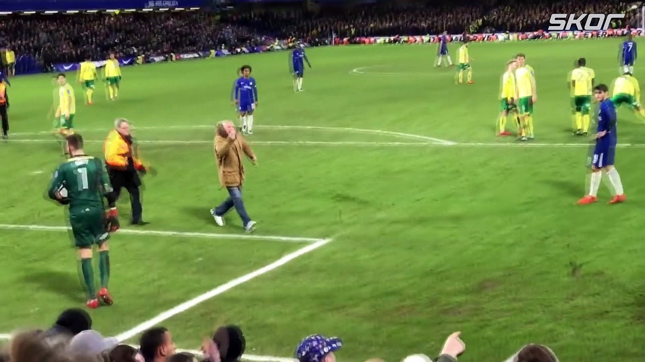 Sahaya giren taraftar, sigara paketini düşürürse