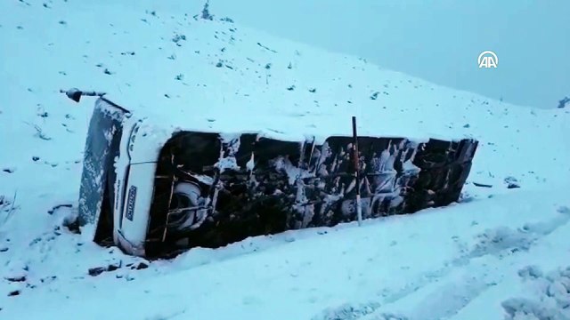 Otobüs devrildi: 16 yaralı - SİVAS