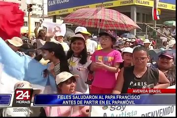 Fieles saludaron al Papa Francisco antes de partir en el Papamóvil