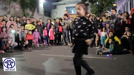 cả phố đi bộ phấn khích vì cô bé nhảy dễ thương này