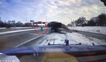 Otomobilin altında kalmaktan son anda kurtuldu