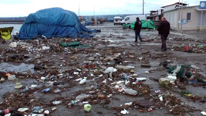 Akçakoca’da şiddetli fırtına tekneleri devirdi