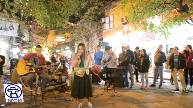 cả phố đi bộ xao xuyến vì cô gái dễ thương cover mặt trời của bé trên phố đi bộ