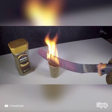 Il s'amuse à découper plein de trucs avec un sabre chauffer à blanc