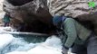 Ces aventuriers prennent énormément de risque en marchant sur la glace au bord de cette rivière gelée... Flippant