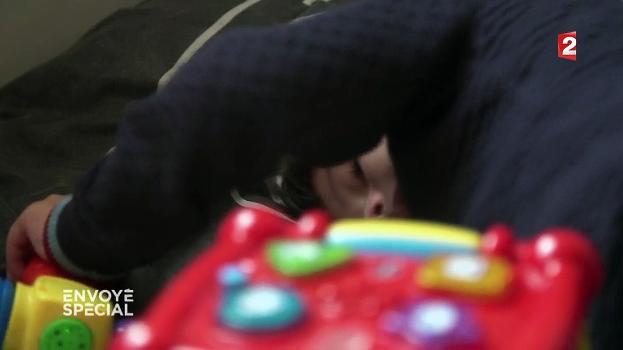 Rayan, 3 ans, addict aux comptines sur smartphone
