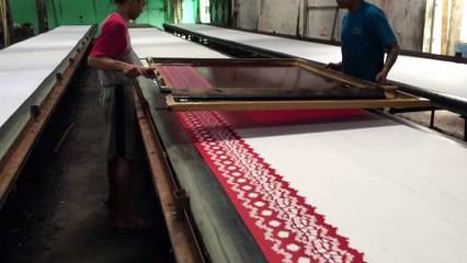 Tahap Stamping Pembuatan Batik Printing di Batik Klasik Solo