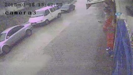 Aşırı Yağmur Nedeniyle Yol Çökünce Araçlar Dereye Düştü