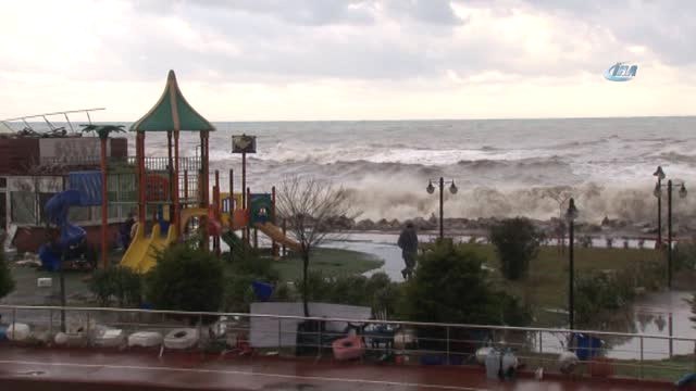 Dev Dalgalar Köprüye Zarar Verdi, Sahil Yolu Kapatıldı, Ulaşım Tek Şeride Düştü