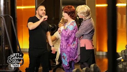 Download Video: François Xavier Demaison s'improvise prof de sport chez Catherine et Liliane - Regardez