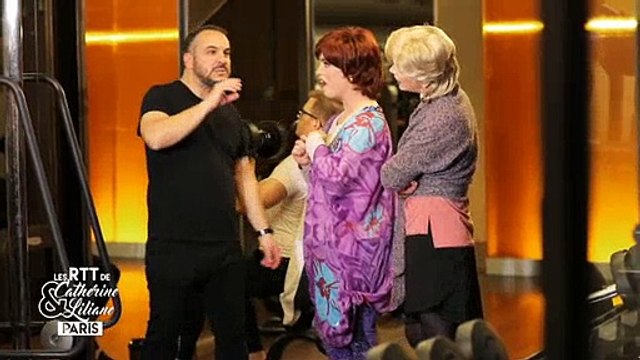 François Xavier Demaison s'improvise prof de sport chez Catherine et Liliane - Regardez