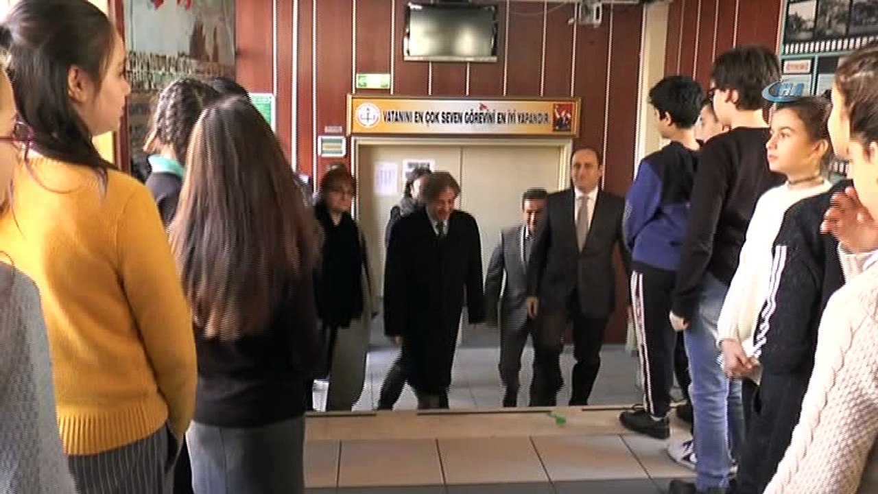 Münir Özkul'un adını taşıyan okulda ünlü sanatçının ailesi öğrencilere karne dağıttı- Başkan Demircan, Münir Özkul'un eşi ile birlikte öğrencilere karne dağıttı- Cihangir Münir Özkul Ortaokulu’ndaki öğrenciler karne heyecanı yaş...