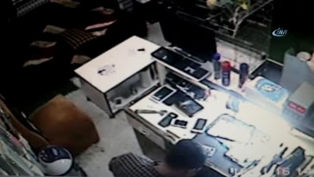 Tamir Ettiği Tablet Elinde Patladı, Patlama Anı Kamerada