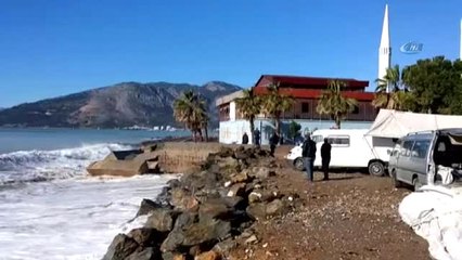 Dalgalar Caminin İstinat Duvarını Yıktı