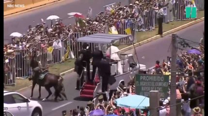 Le pape François descend de la papamobile pour aider une policière tombée de cheval