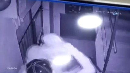 Ayakkabıyı Deneyerek Çalan Hırsızlar Kamerada