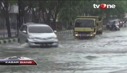 Jalan Protokol Tergenang Banjir Akibat Buruknya Drainase