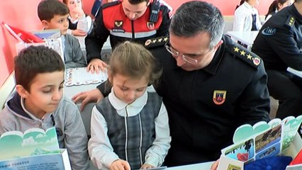 Minikler karnelerini jandarmanın elinden aldı