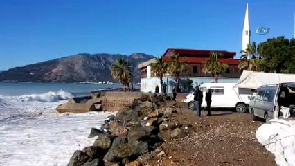 Dalgalar caminin istinat duvarını yıktı