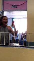 La réaction des enfants quand l’électricité revient enfin après 112 jours de coupure (Porto Rico)