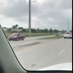 Un bateau flambant neuf tracté par une voiture