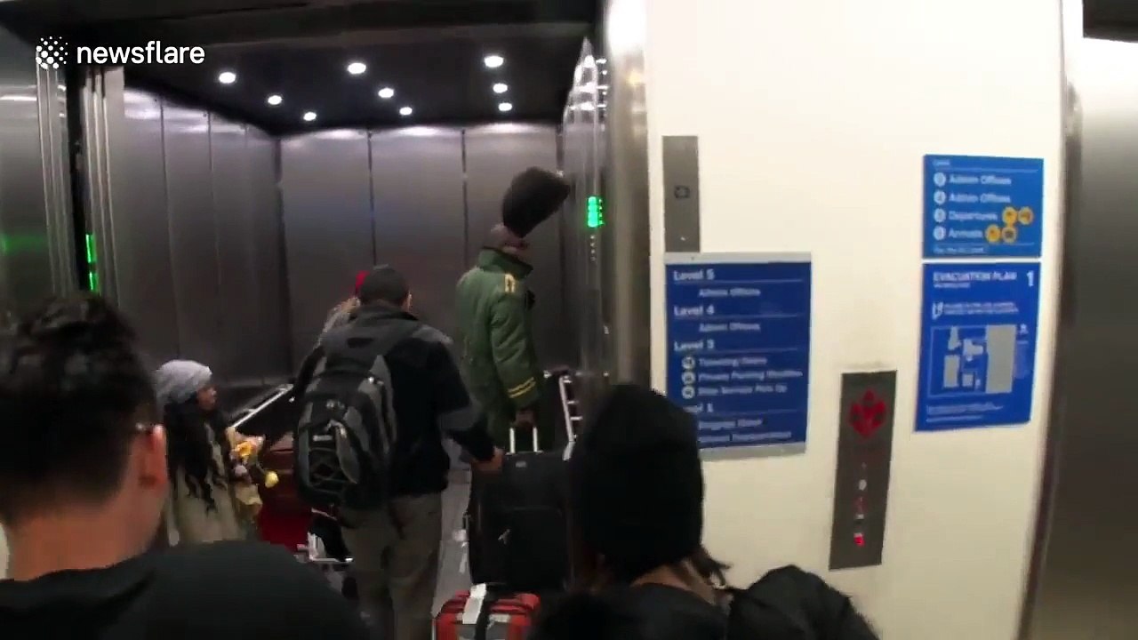 Un mec avec une crête de ouf