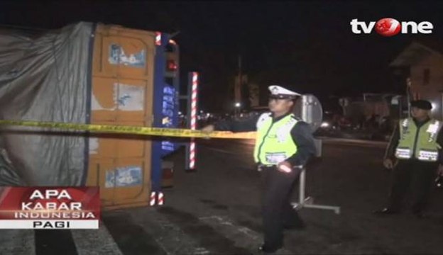 Hindari Lampu Merah, Truk Terguling Tutupi Badan Jalan
