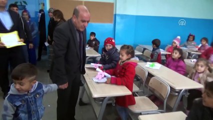 Necmettin binbaşının ellerini nefesi ile ısıttığı minik Seyfullah karnesini aldı - ŞIRNAK