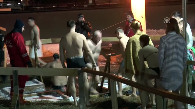 Ortodoks Hristiyanlar 'günahlarından arınmak için' soğuk havada buzlu suya girdi - MOSKOVA