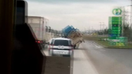 Trafiği böyle tehlikeye attılar... Ticari aracın kasasında kamyonet kasası taşıdı