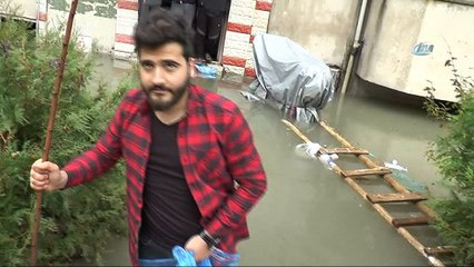 Vatandaşlar suyla dolan apartmanda mahsur kaldı