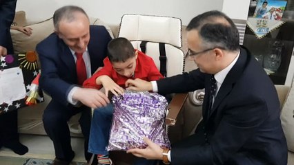 Evde eğitim gören Umut, karnesini Vali Çeber'in elinden aldı